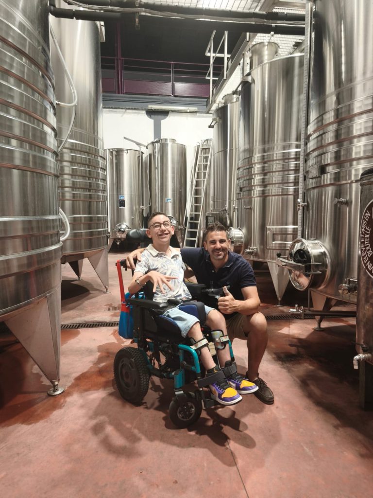 Ilyes visite la cave de vinification du Domaine Fontanel lors de la journée conviviale des Vendanges Solidaires, organisées par le Club Rotary Canet Centenaire et qui a pour objectif d'équiper la maison d'Ilyes d'une rampe d'accès pour son fauteuil roulant. 